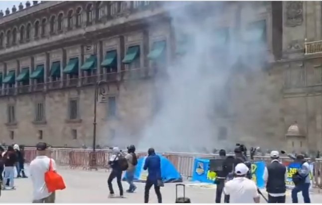 Normalistas lanzan cohetones contra Palacio Nacional