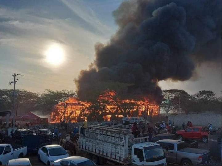 Pánico por incendio en plaza de toros en Panabá, Yucatán