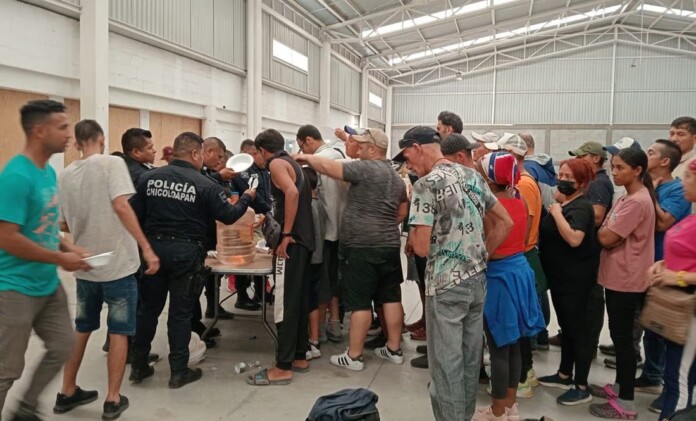 Rescatan a más de 200 migrantes abandonados en una bodega de Chicoloapan, Edomex