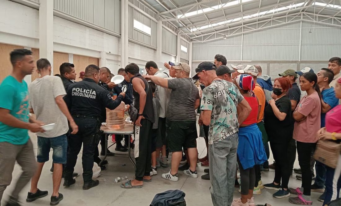 Rescatan a más de 200 migrantes abandonados en una bodega de Chicoloapan, Edomex