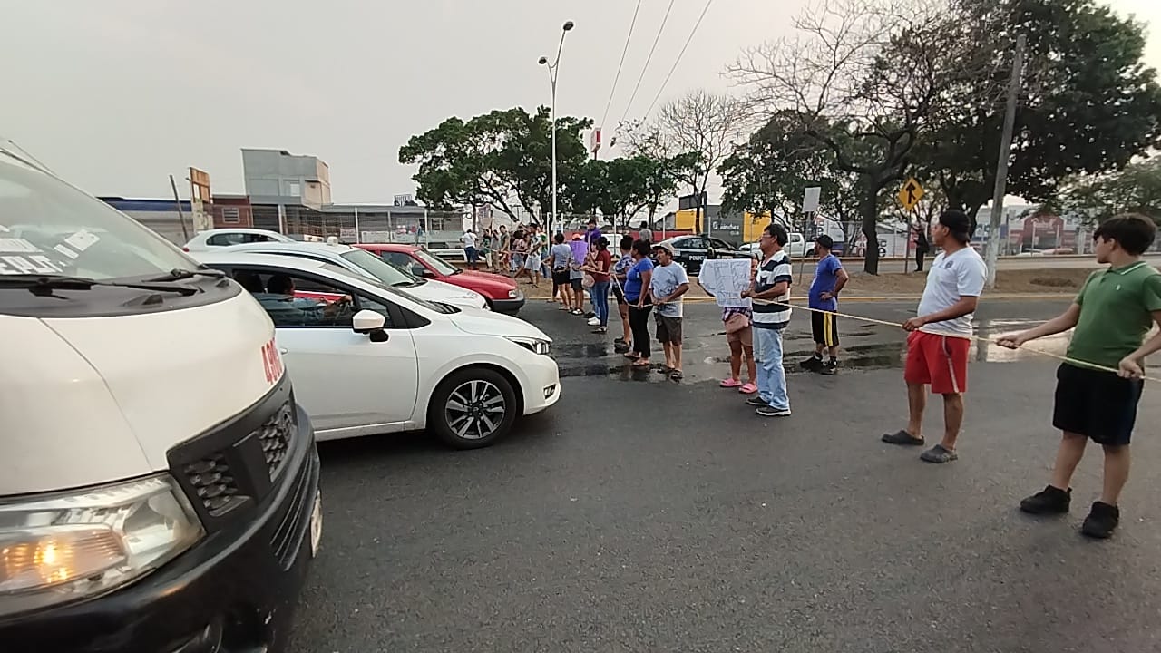 Vecinos de Villahermosa toman las calle por la falta de luz