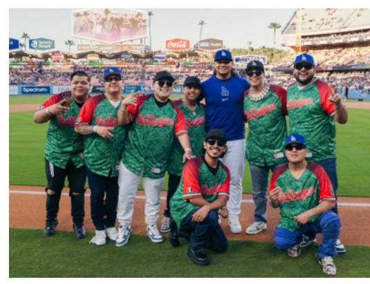 Grupo Firme fue el invitado de honor de los Dodgers