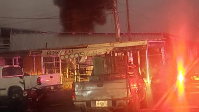 Incendio arrasa con locales en mercado de Apatzingán