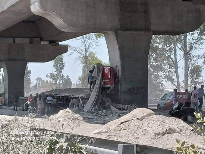 Conductor de tráiler fallece al chocar contra muro en la México-Puebla