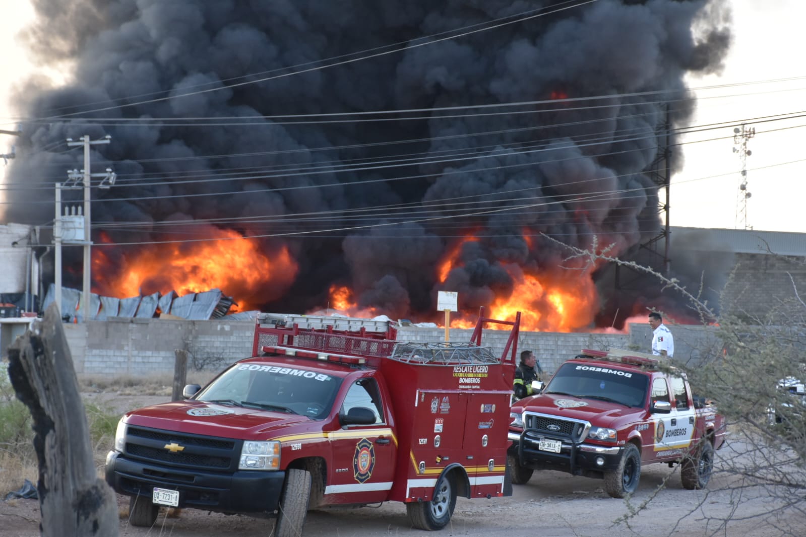 Incendio consume bodega de plásticos en Chihuahua