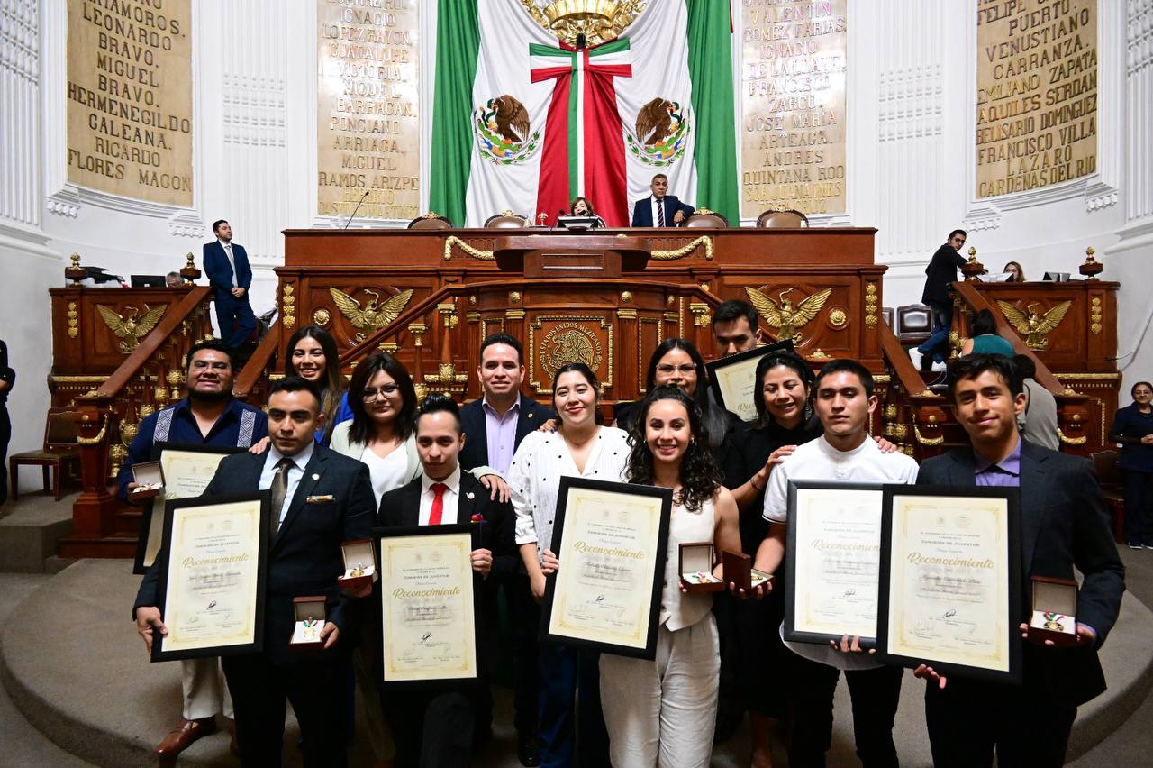Jóvenes destacados reciben Medalla al Mérito Juvenil 2023 en sesión solemne del Congreso capitalino