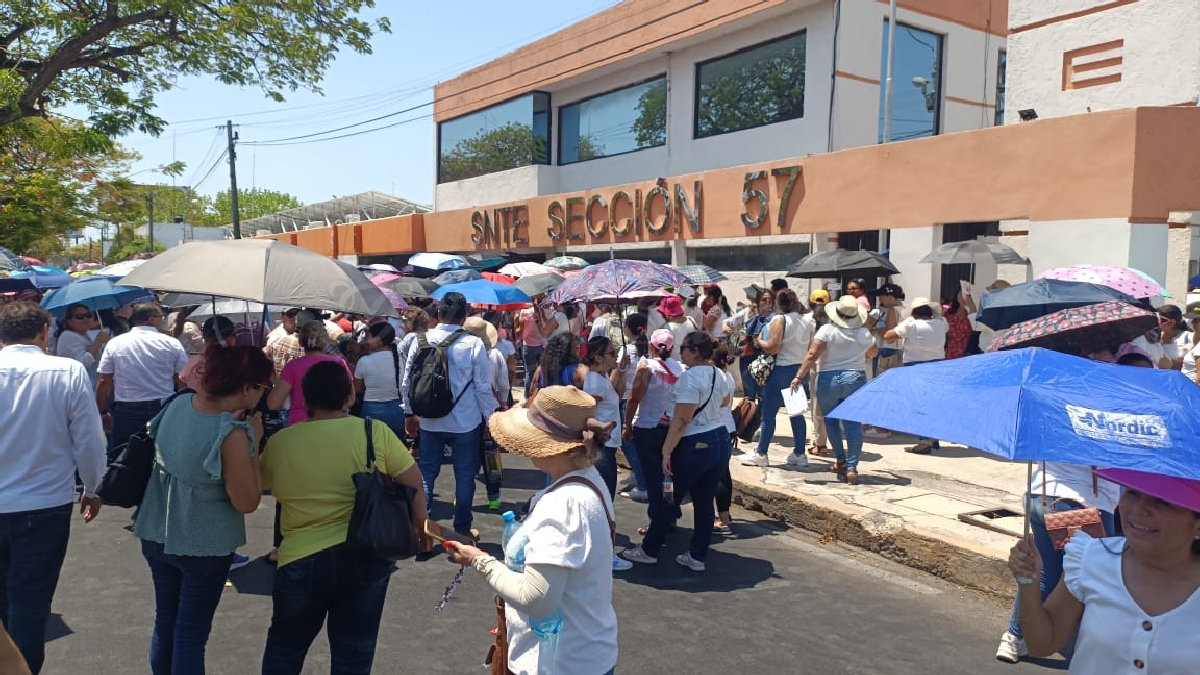 Maestros se manifiestan en Yucatán; exigen incremento salarial