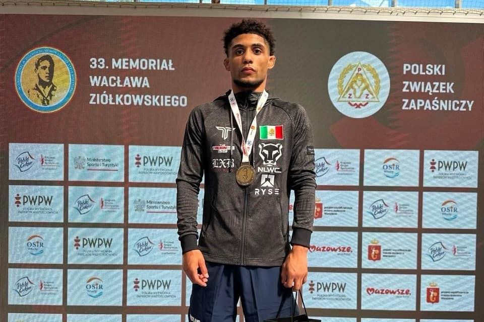 Román Bravo Young conquista el oro en el Abierto de Luchas Asociadas Polonia 2024