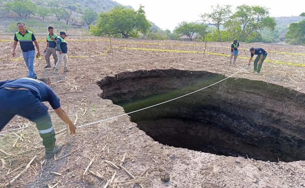 Se forma socavón de 10 metros de profundidad en Guerrero