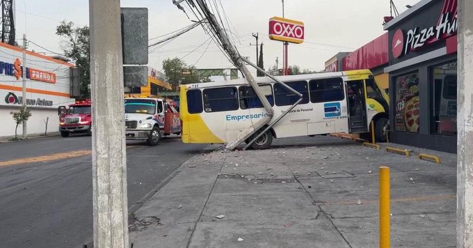 Autobús se impacta contra Oxxo en Toluca; hay 14 lesionados