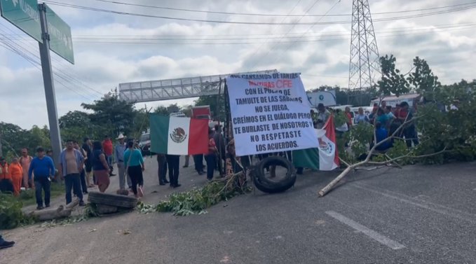 Bloquean la carretera Villahermosa-Frontera por falta de electricidad