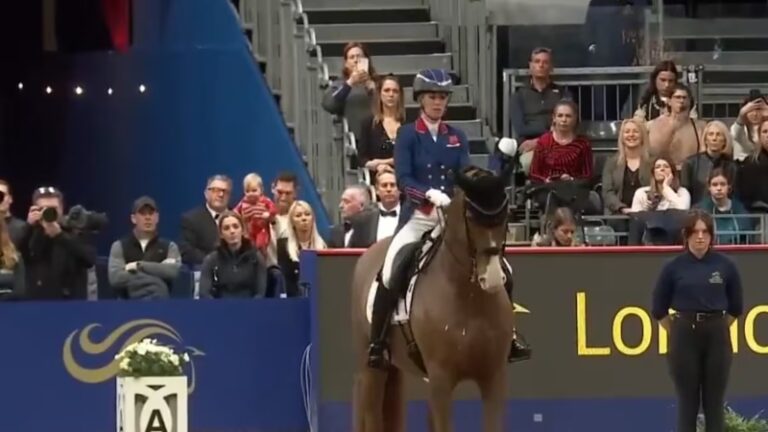 #París2024: Legendaria jinete Charlotte Dujardin, expulsada de los Juegos Olímpicos por dar latigazos a su caballo