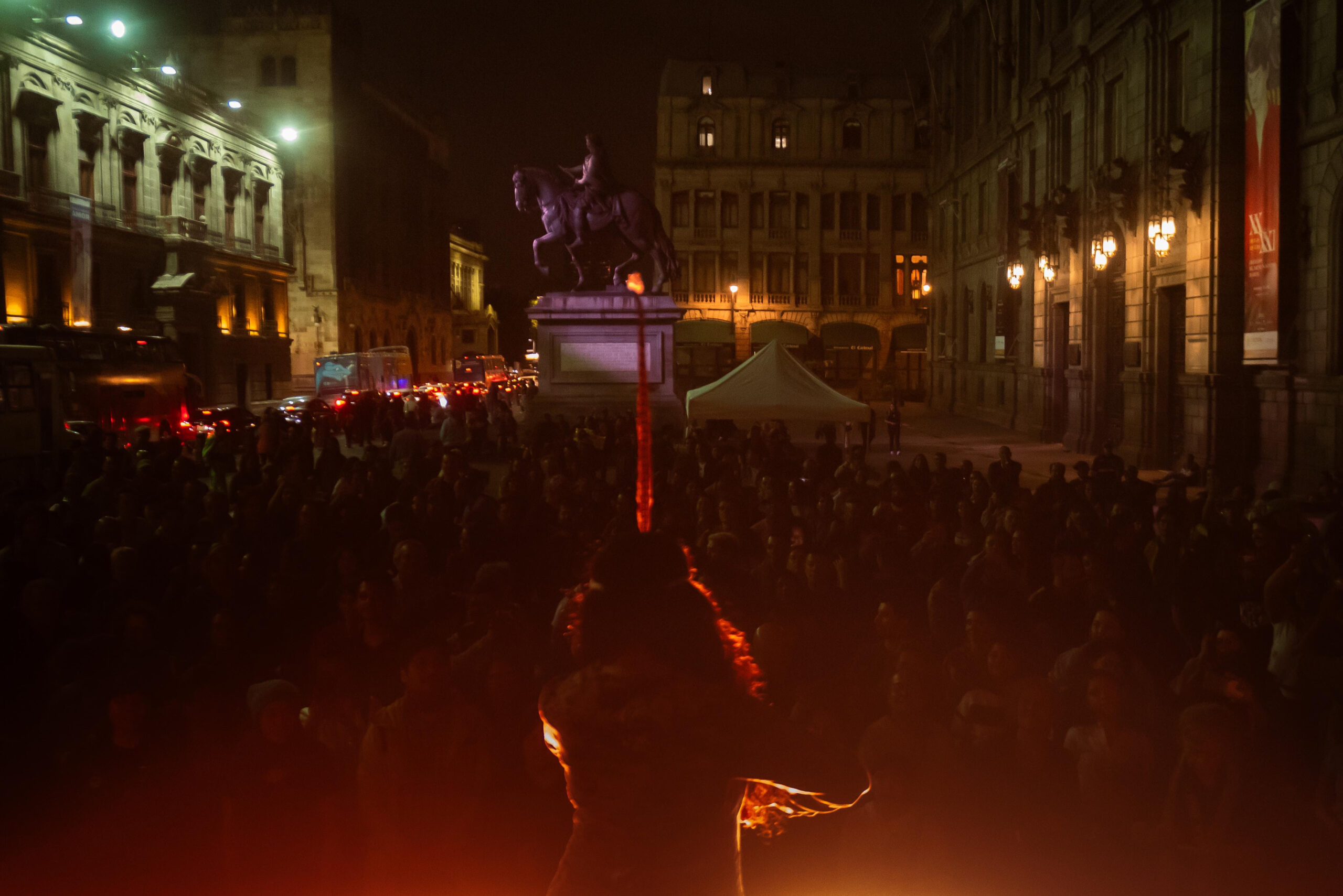 Fulgor ilumina la Plaza Manuel Tolsá con espectáculo de música y danza