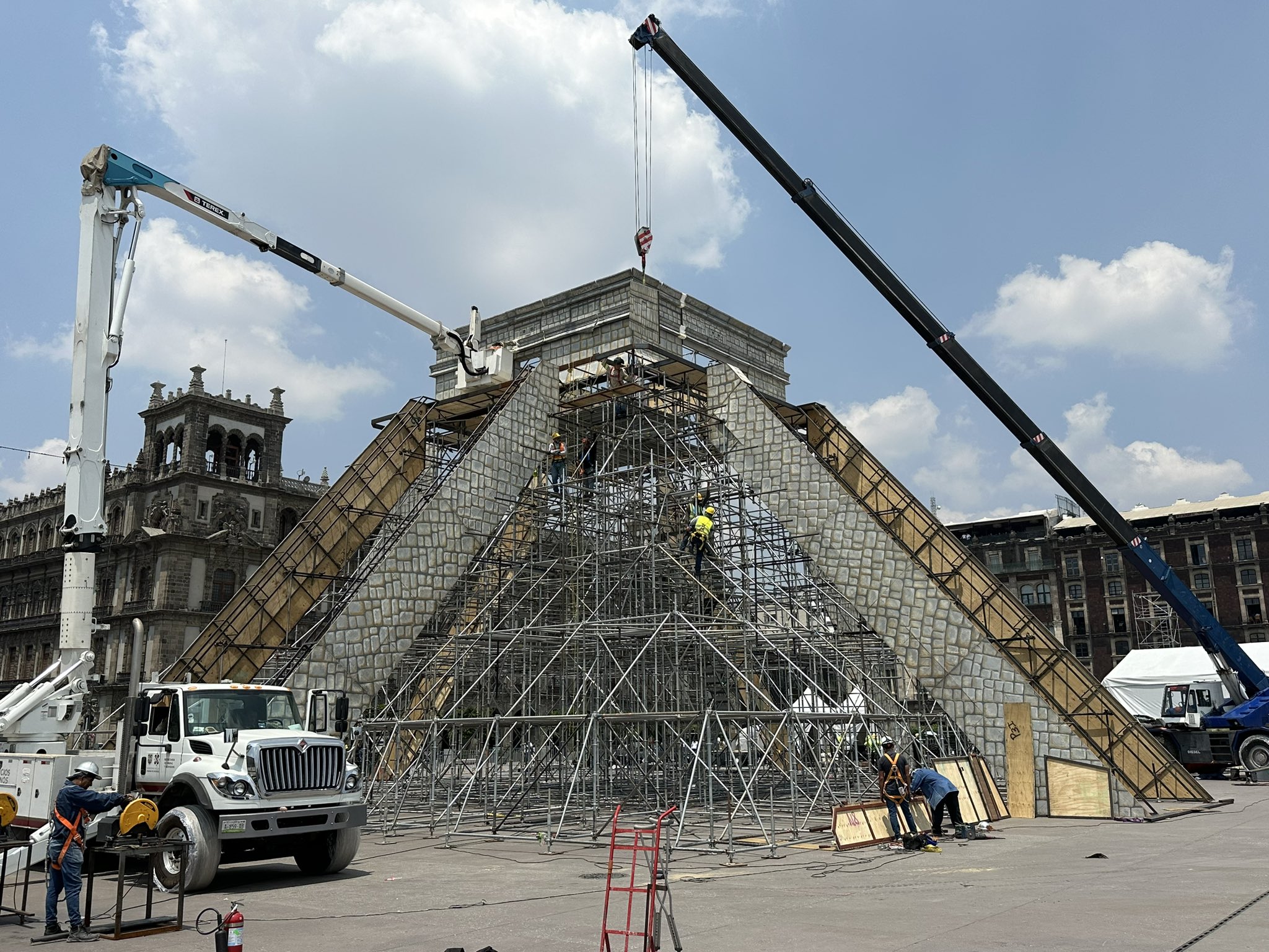 Instalan réplica de la pirámide de Kukulkán en el Zócalo de la CDMX