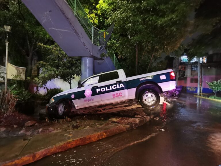 Patrulla de la SSC CDMX se estrella contra puente peatonal en la carretera México-Cuernavaca