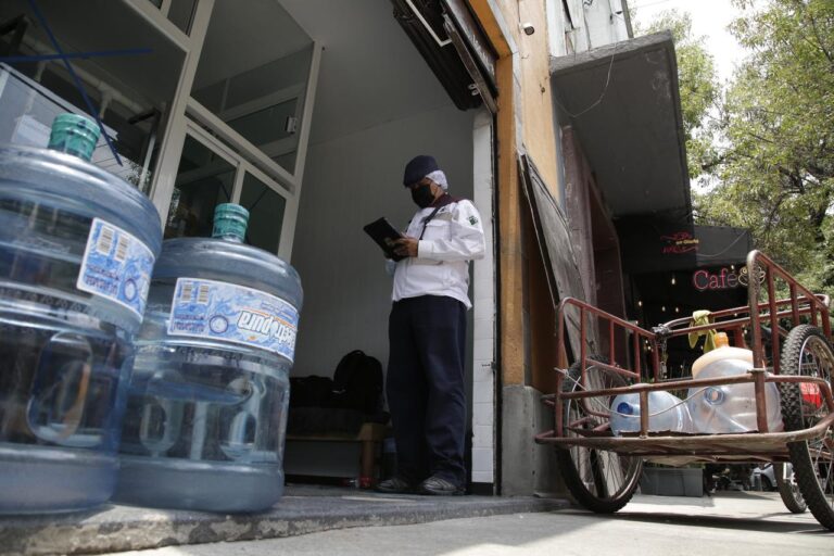 Verifican y suspenden purificadoras de agua en la Ciudad de México por riesgos sanitarios