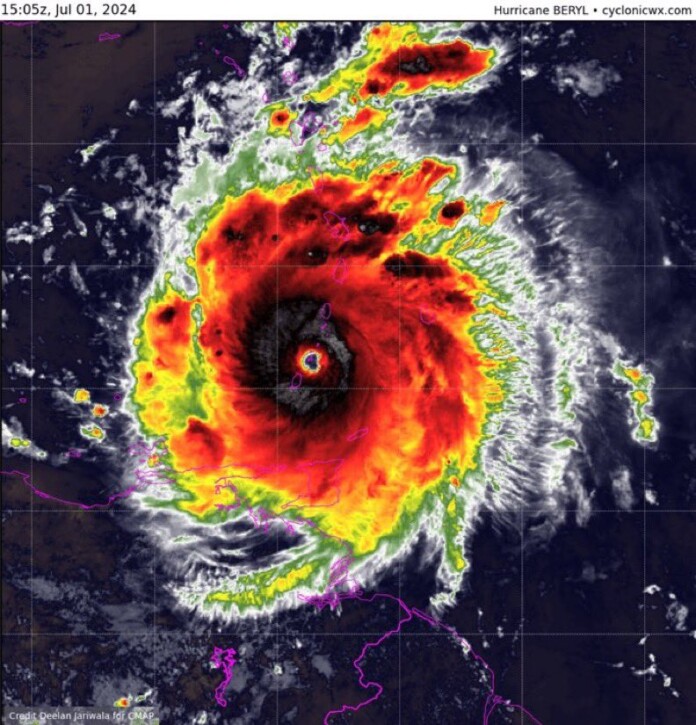 “Beryl“ toca tierra en isla de Carriacou como huracán categoría 4