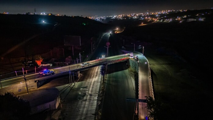 Abandonan dos cabezas humanas en puente vehicular de Tijuana