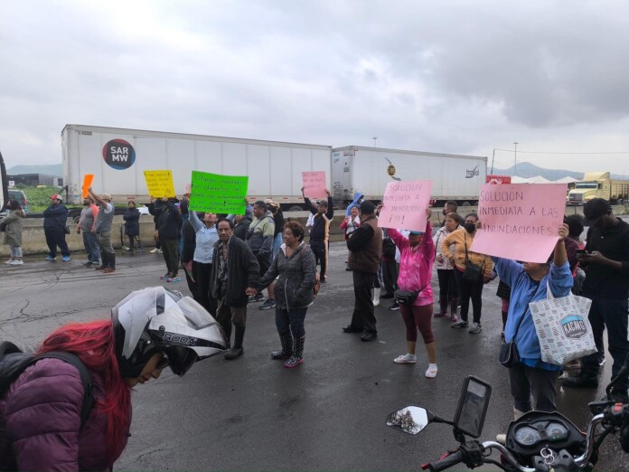 Afectados por inundaciones en Chalco bloquean la México-Cuautla