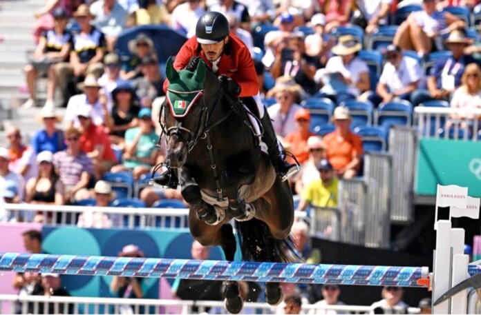 Andrés Azcárraga sufre caída y queda eliminado de la final de Salto Ecuestre en París 2024