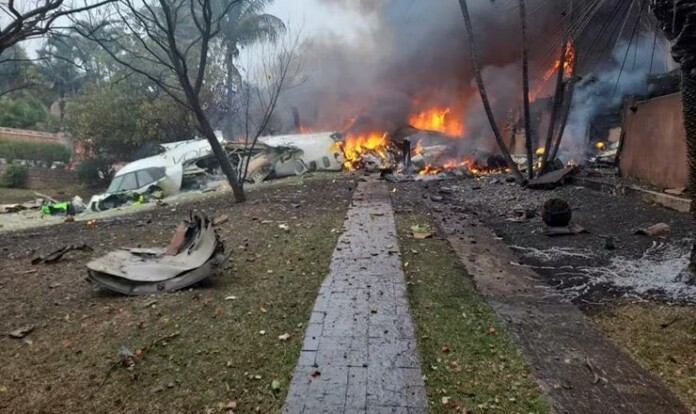 Avión con 62 personas a bordo se estrella en Brasil