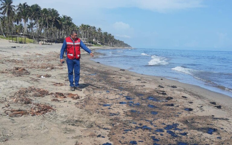 Cierran playa en Paraíso, Tabasco, por restos de chapopote