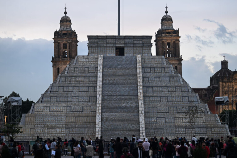 Despide el Zócalo la réplica de la Pirámide de Kukulcán tras exitoso espectáculo