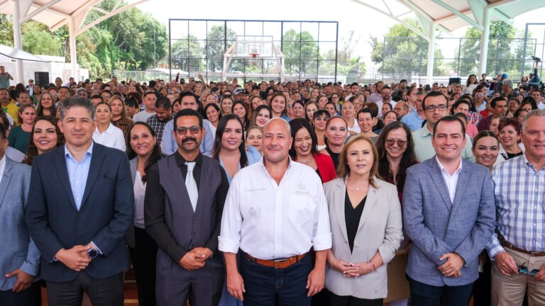 Entregan centro comunitario e infraestructura educativa en Arandas, Jalisco