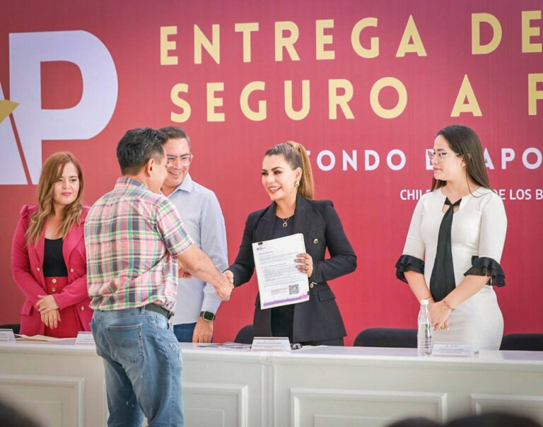 Evelyn Salgado fortalece respaldo a periodistas con entrega de seguros de vida