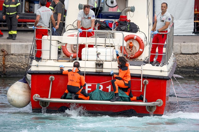 Hallan los cuerpos de cinco desaparecidos en naufragio de Sicilia