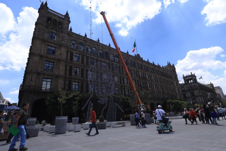 Inicia instalación del alumbrado decorativo para celebrar el 214 Aniversario de la Independencia de México