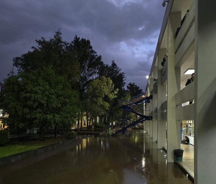 Lluvias dejan sin clases a la FES Aragón