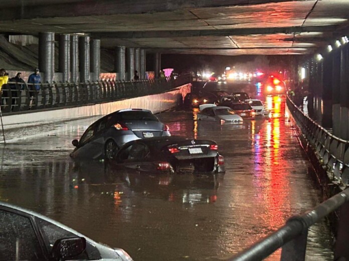 Lluvias desquician a Naucalpan; se inundan vialidades y casas