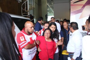 Madre buscadora protesta en evento del gobernador de Zacatecas