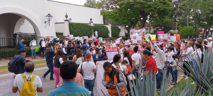 Policías reprimen manifestación por desaparecidos en Jalisco; hay 2 detenidos