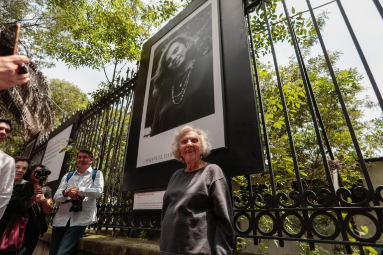 Rinden tributo a Elena Poniatowska con exposición fotográfica en el Bosque de Chapultepec