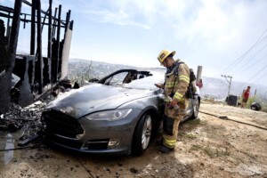 Tesla conectado a un poste se incendia en calles de Tijuana