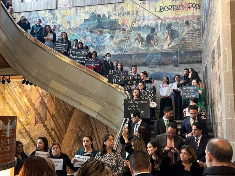 Trabajadores del Poder Judicial protestan dentro de la SCJN; ministros suspenden sesión en apoyo