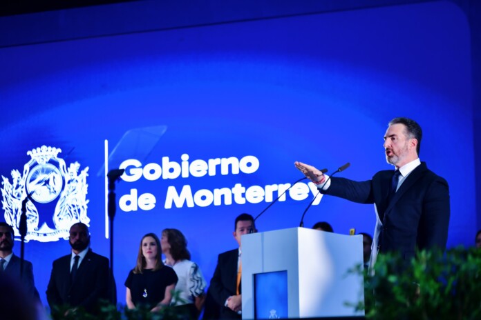 Adrián de la Garza rinde protesta como alcalde de Monterrey