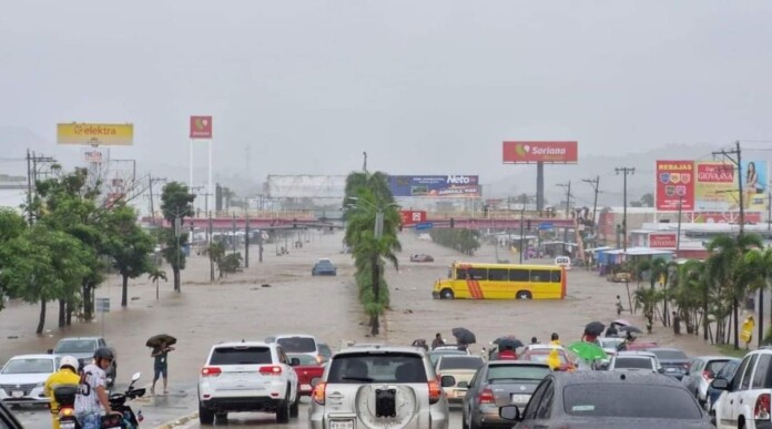 Aeropuerto de Acapulco suspende operaciones por ’John’