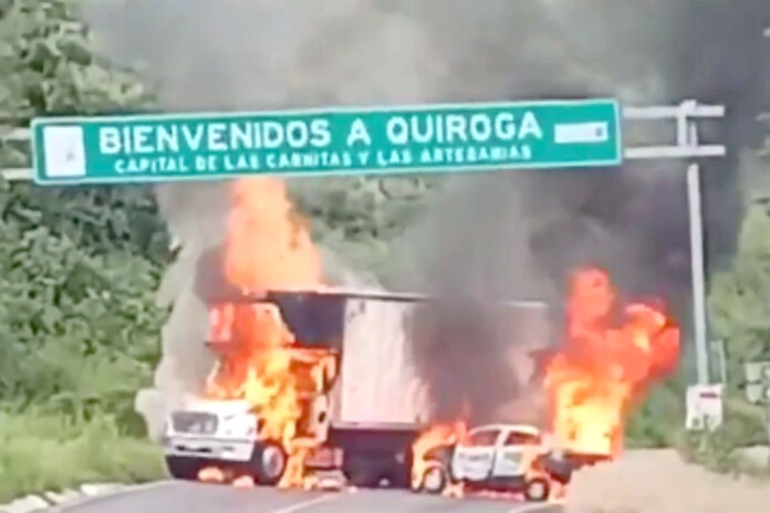 Balaceras, bloqueos carreteros y vehículos incendiados azotan a Michoacán