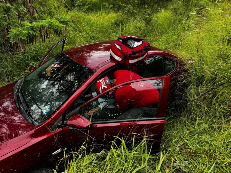 Cae automóvil al lecho del Río Santa Catarina; conductora sale ilesa