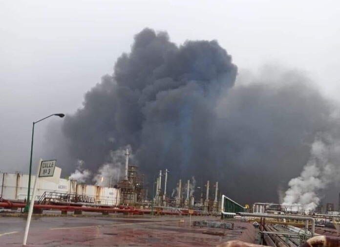 Incendio en refinería de Salina Cruz deja dos muertos