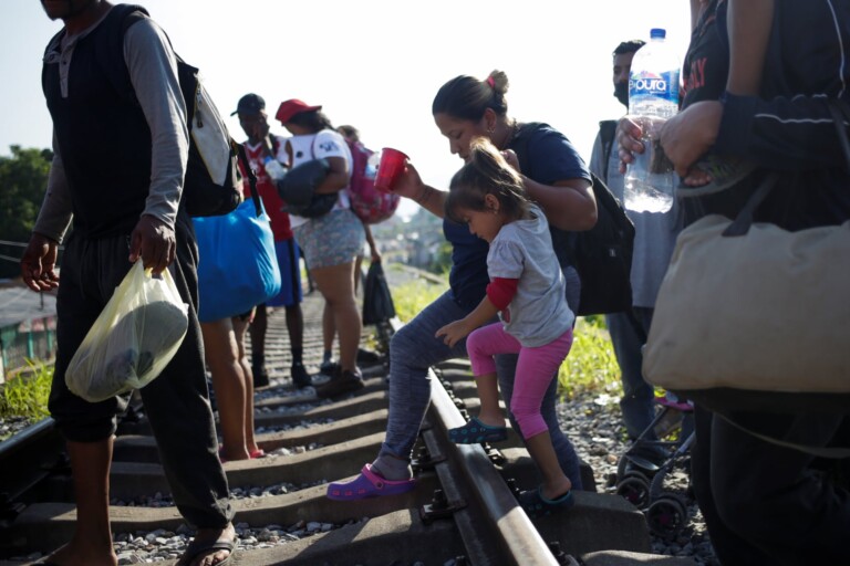 Liberan a más de 130 migrantes retenidos en una casa de seguridad de Chiapas