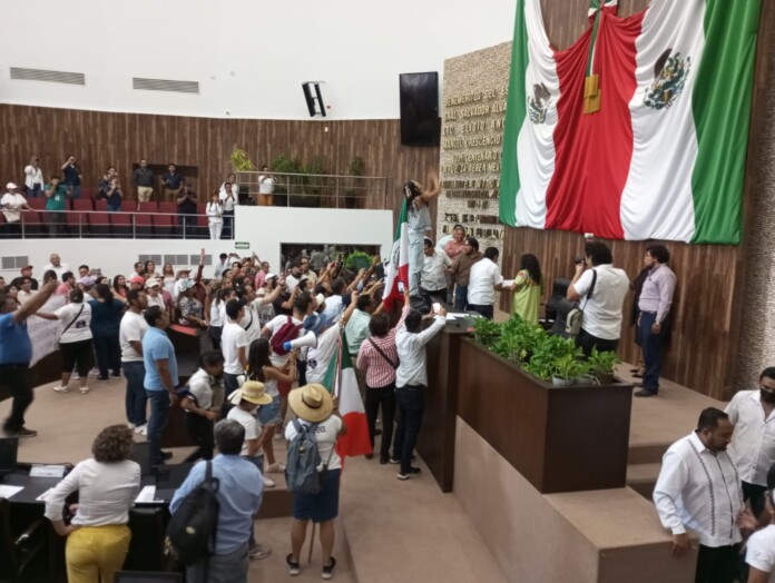 Manifestantes irrumpen en el Congreso de Yucatán; rechazan reforma al Poder Judicial