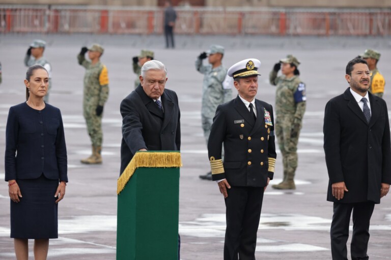 Martí Batres y AMLO encabezan homenaje a víctimas de los sismos de 1985 y 2017 en el Zócalo