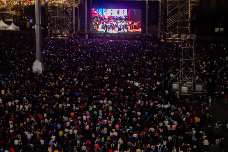 Más de 70 mil personas se reunieron en el Zócalo para proyección de concierto de Juan Gabriel