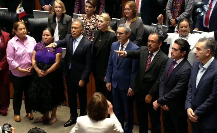 Miguel Ángel Yunes Linares rinde protesta como senador tras licencia de su hijo