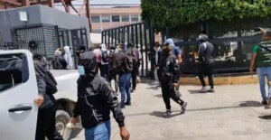 Normalistas de Ayotzinapa vandalizan el Congreso de Guerrero