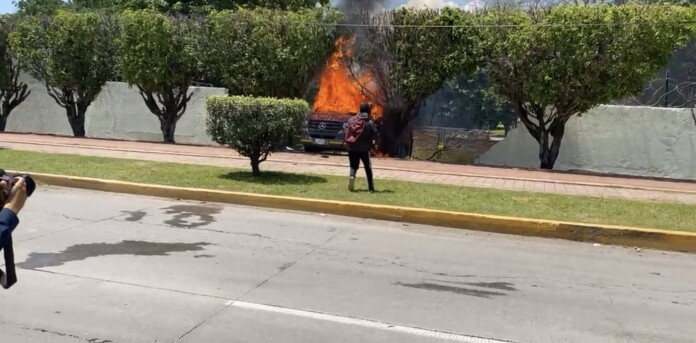 Normalistas estrellan y queman vehículo frente a cuartel de Iguala